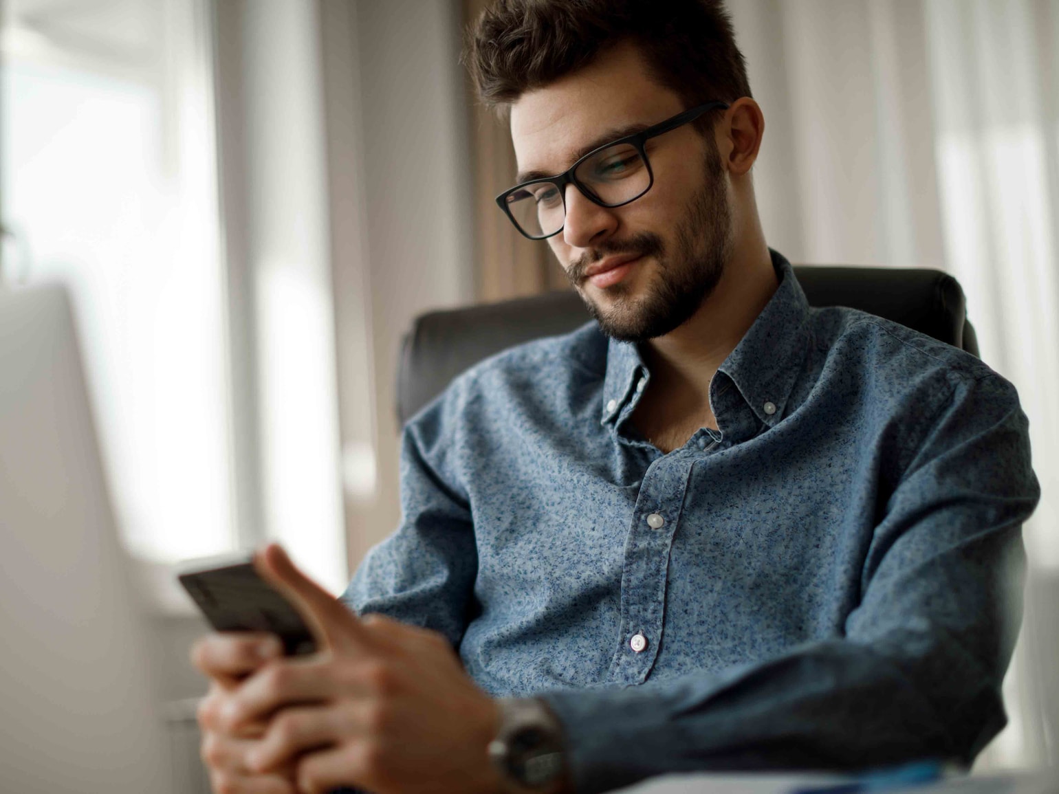 Person tittar på filmad service i sin telefon